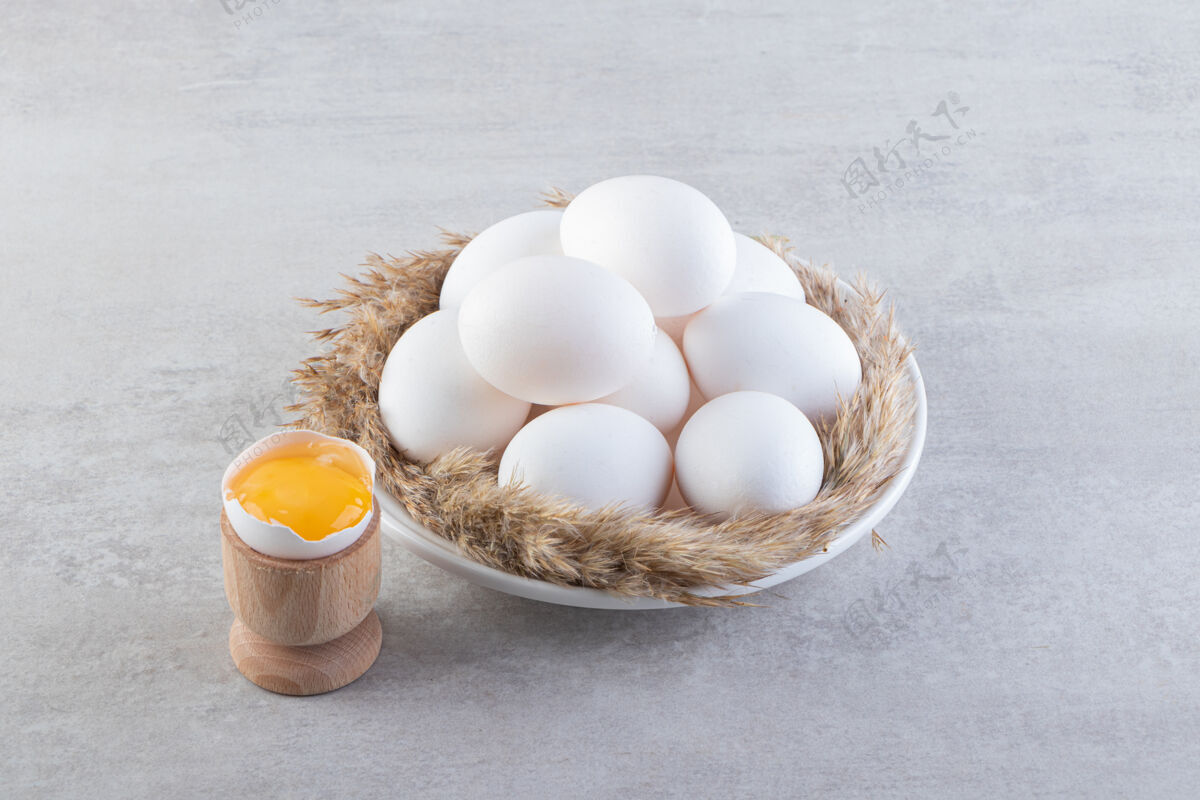 母鸡生鸡蛋放在石头表面上新鲜食物美味