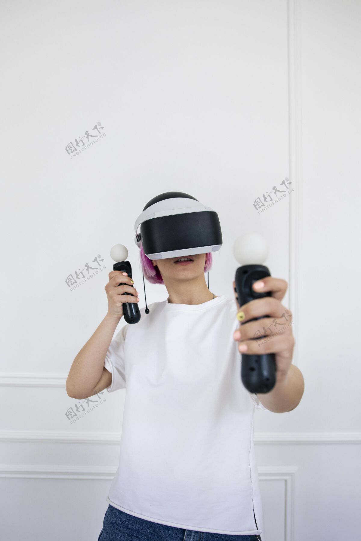 数字玩虚拟现实游戏的年轻女子玩家游戏技术