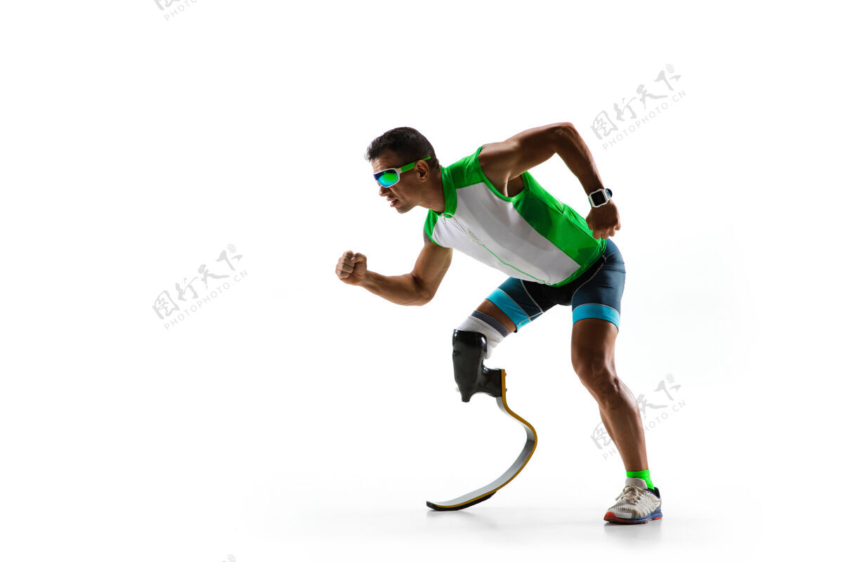 残疾残疾运动员或截肢者隔离在白色工作室背景下专业男性跑步者 带假肢 在工作室训练和练习残疾运动和健康生活方式理念跑步膝盖物理