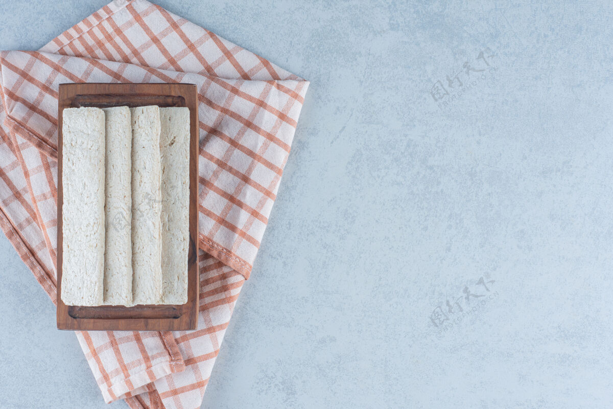 饼干把面包放在毛巾板上的大理石上美味美味美味