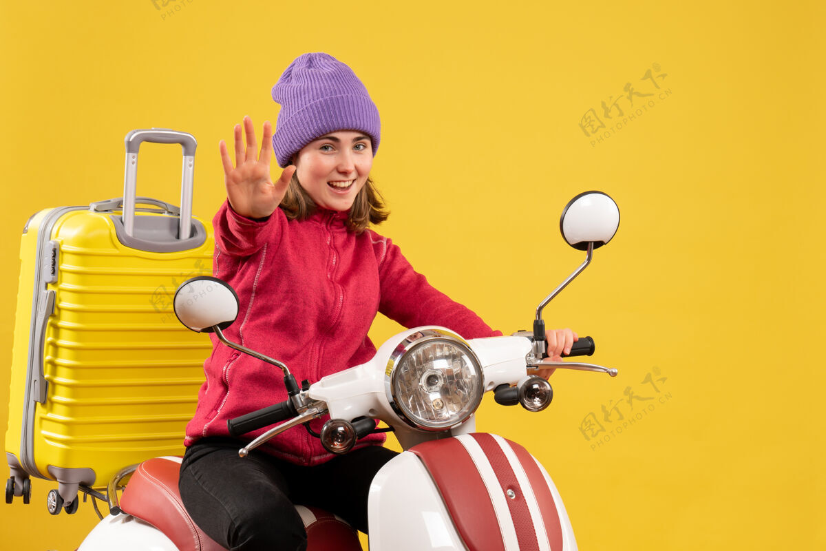 传送带前视图：骑着轻便摩托车的快乐年轻女子在做停车标志男性人乐趣