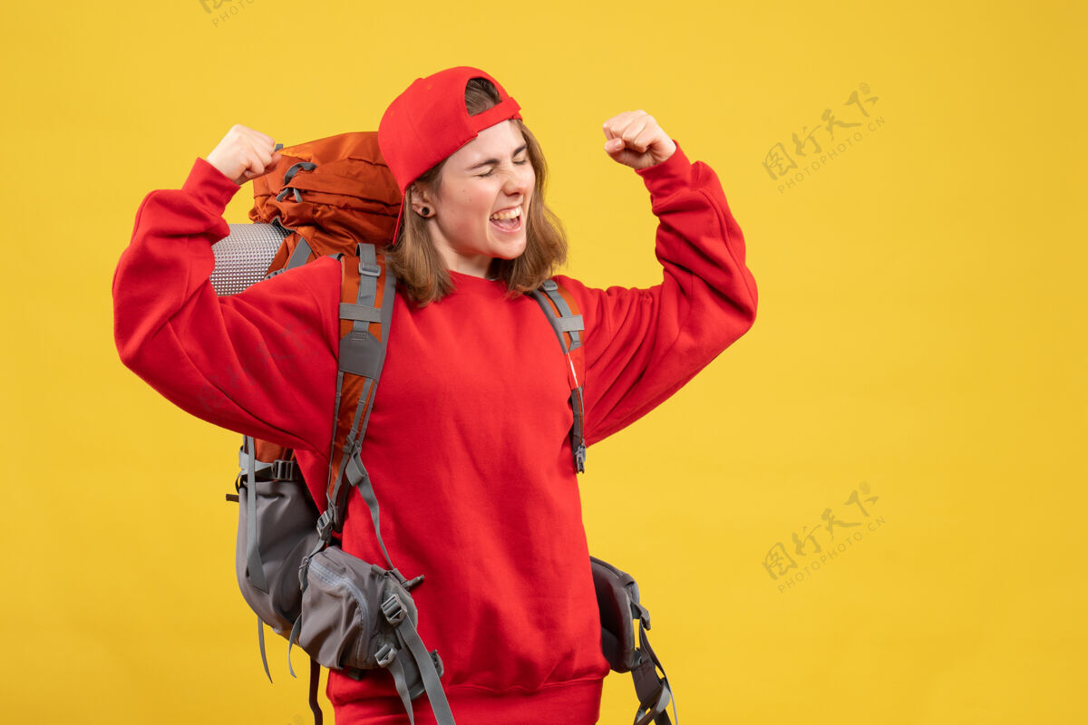 乐趣正面图背着背包的女旅行者表达她的感受人男人背包