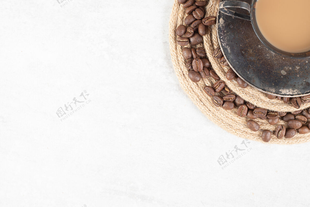 咖啡因咖啡豆和咖啡杯放在木片上一餐营养咖啡