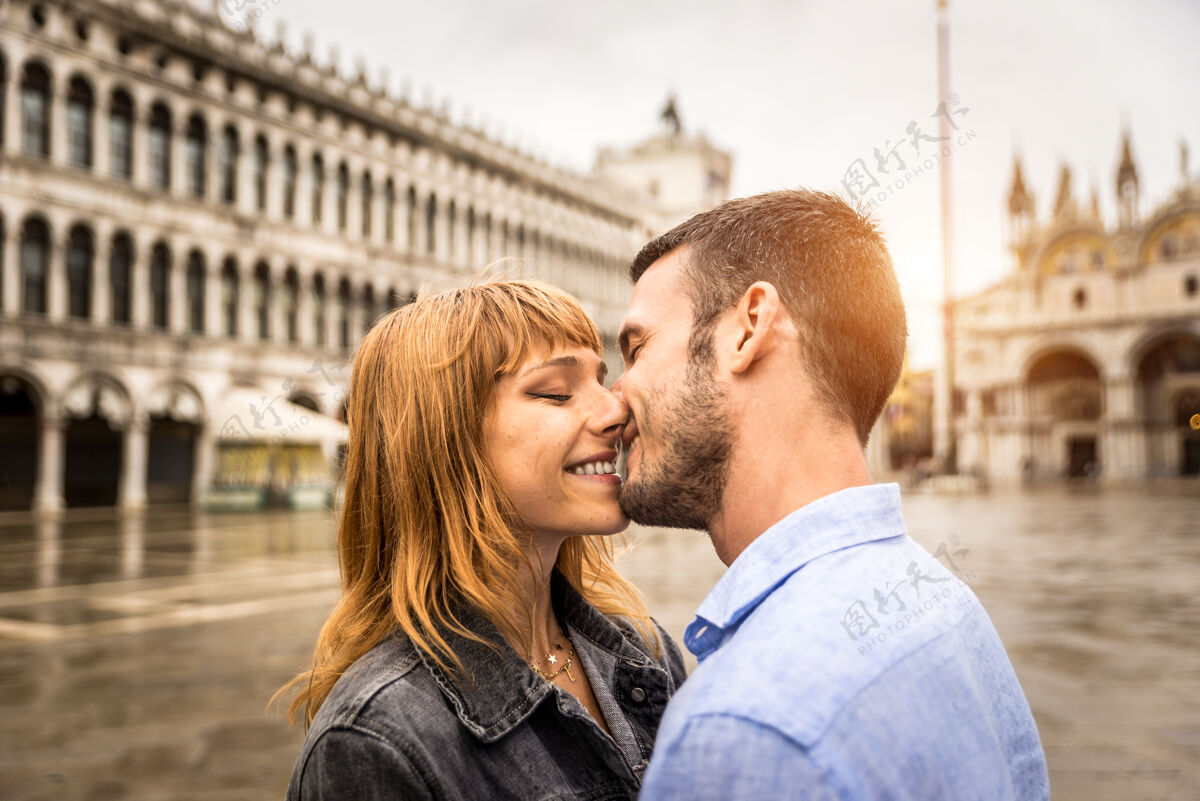 旅游年轻夫妇在威尼斯游玩-游客在意大利旅游和观光威尼斯最相关的地标-关于生活方式 旅游 旅游的概念目的地女人生活方式
