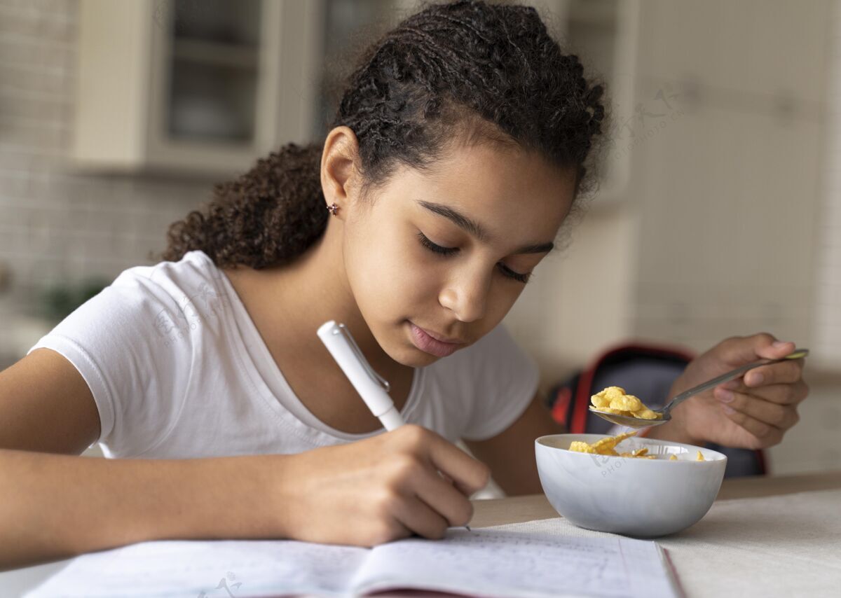 学习吃早饭时做作业的女孩室内年轻准备好
