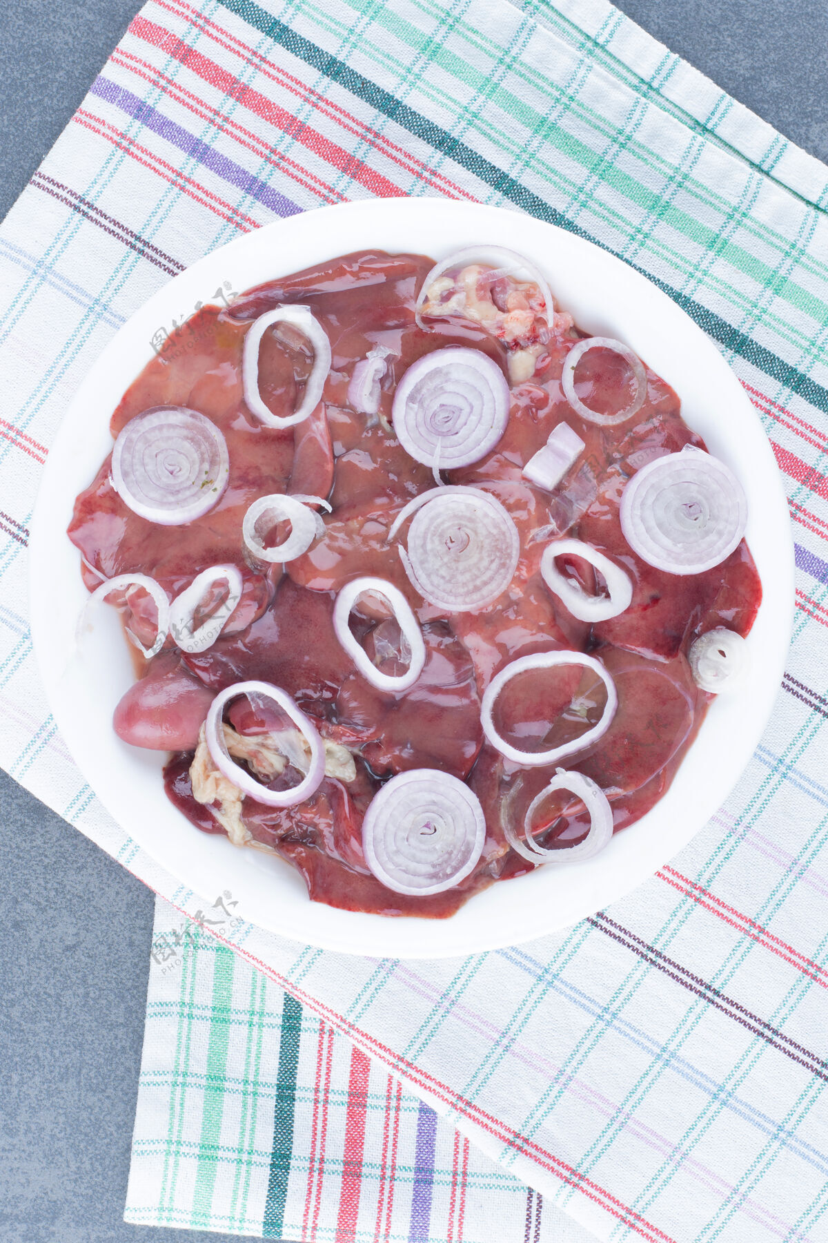 番茄生肉片和洋葱片放在白板上食物烹饪洋葱