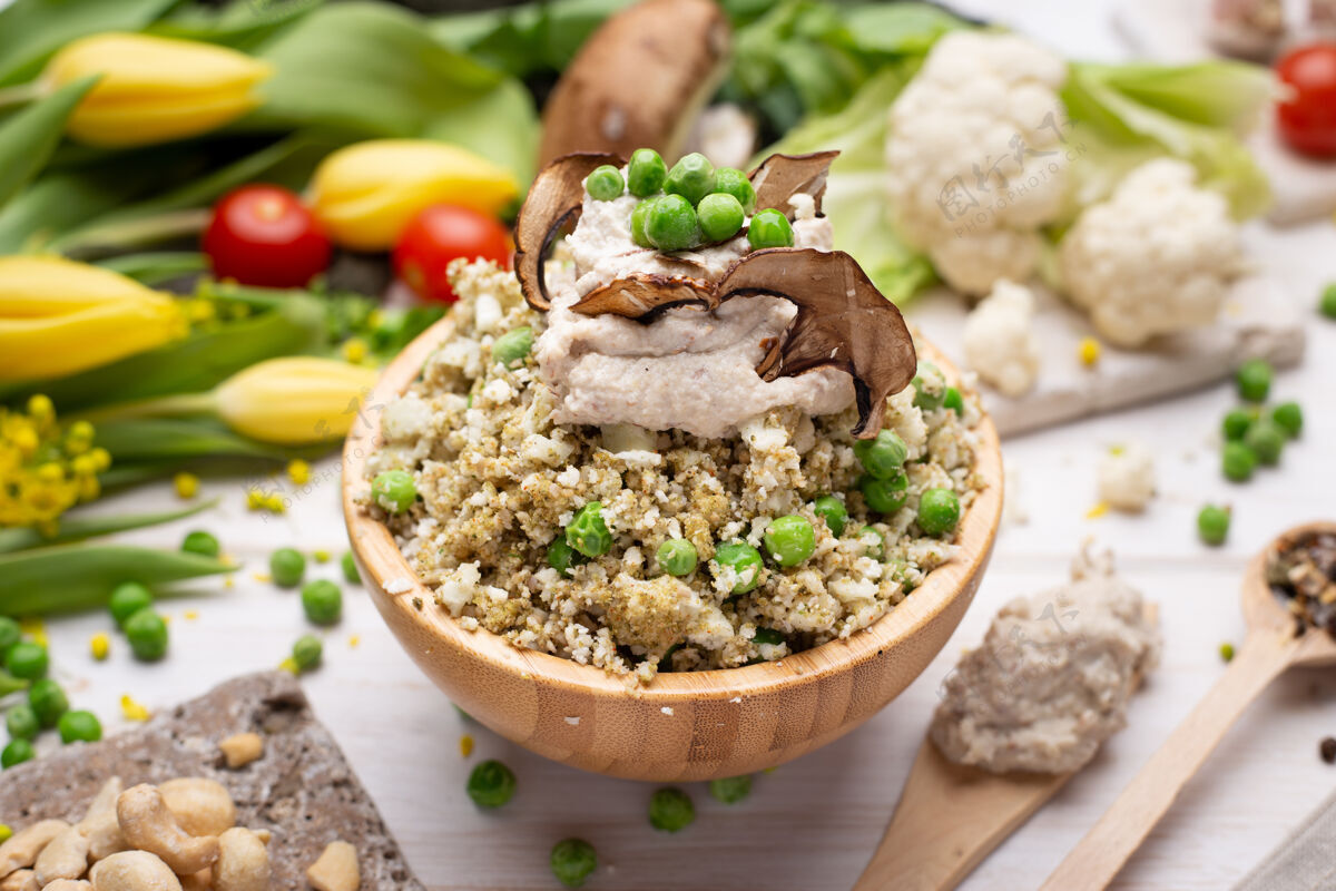 蔬菜碗里美味的素食沙拉特写镜头蘑菇食物新鲜