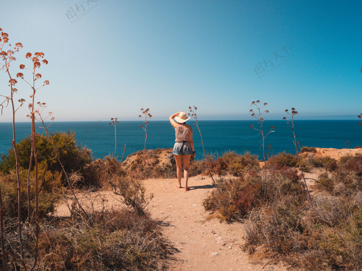 训练女在蓬塔达皮埃达德 一个景点在葡萄牙旅游旅游海景