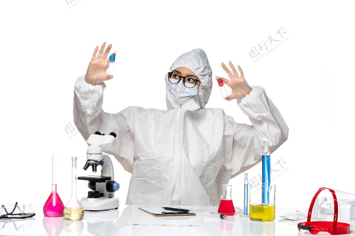 实验室前视图穿着特殊防护服的女化学家拿着白色背景上的空烧瓶病毒健康化学冠状病毒查看男人病毒