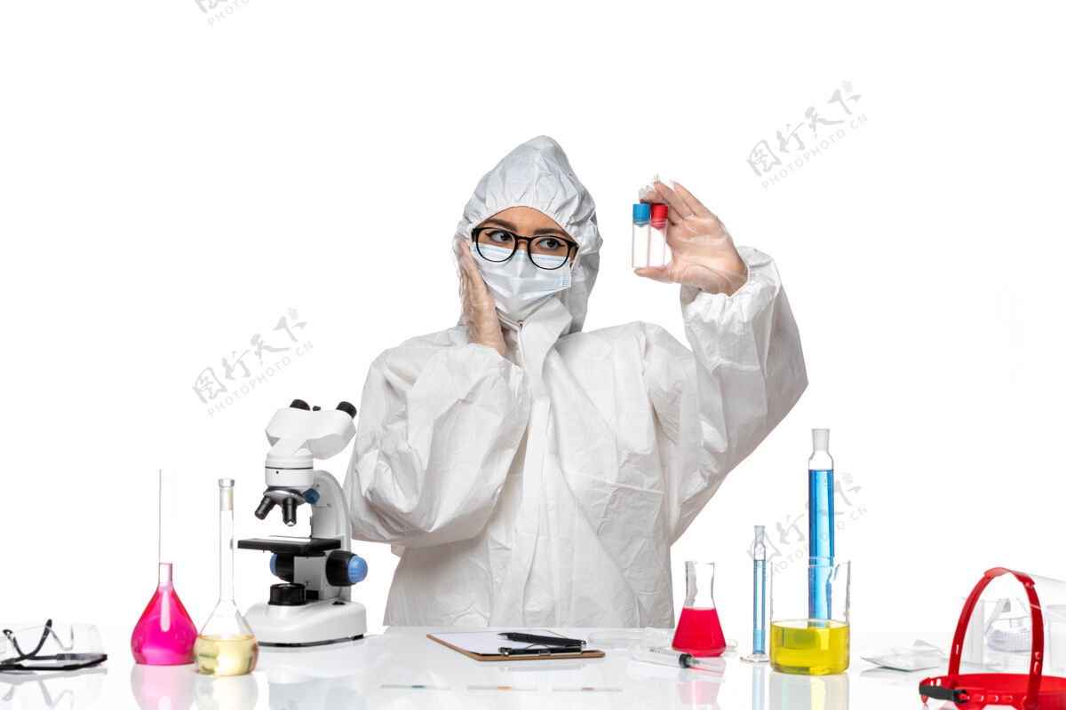 健康前视图穿着特殊防护服的女化学家拿着白色背景上的空烧瓶健康病毒共价化学保护烧瓶空