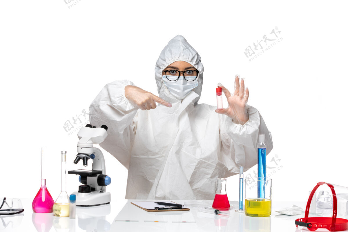 视图正面图身着特殊防护服的女化学家拿着烧瓶在白色背景上病毒健康化学冠状病毒-实验室实验室外套诊所