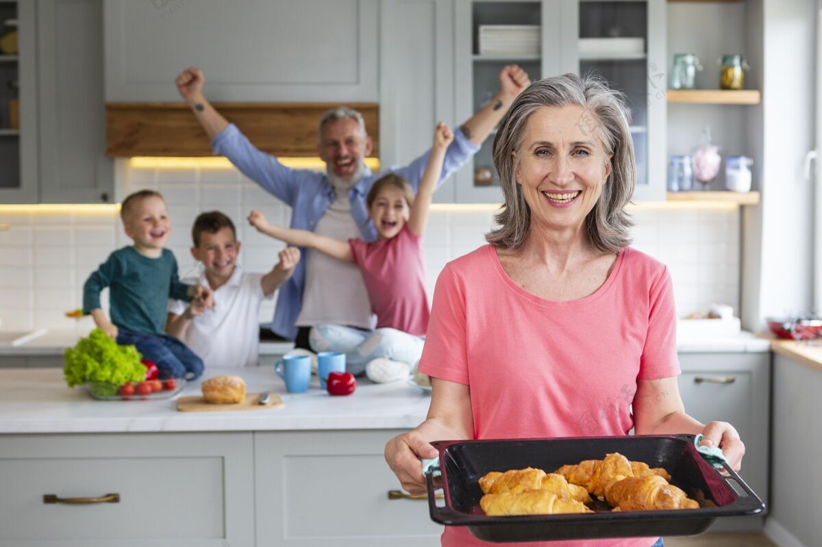 成年人中等身材的牛角面包家庭老年人生活方式在家