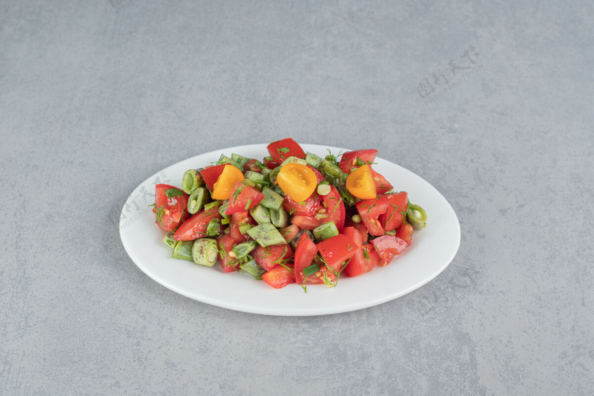 传统时令沙拉配红樱桃番茄和绿豆食物晚餐盘子