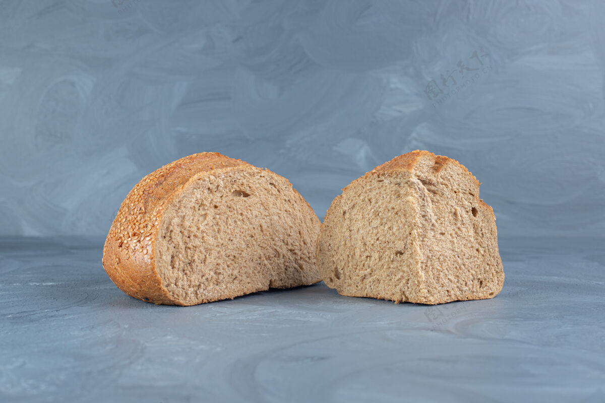 美味放在大理石桌上的芝麻面包美味小麦面包