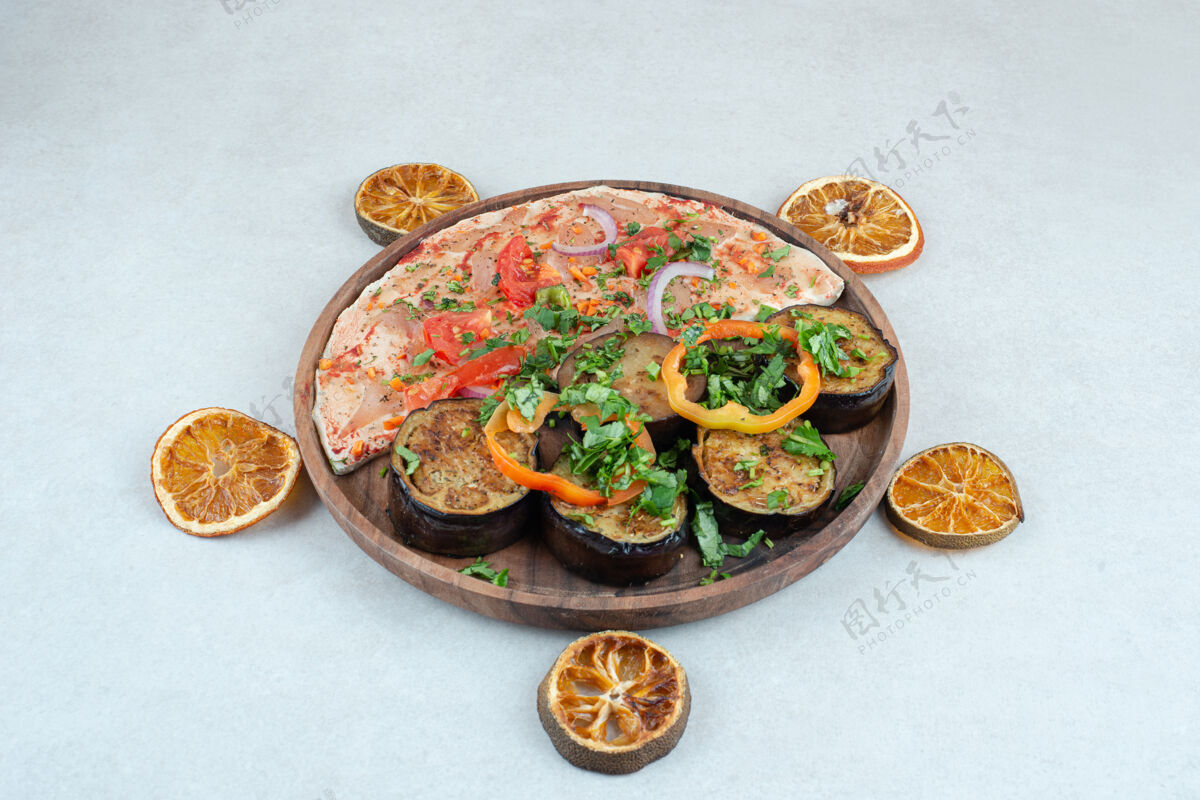 水果一个装满皮塔面包和茄子片的木盘一餐盘子蔬菜