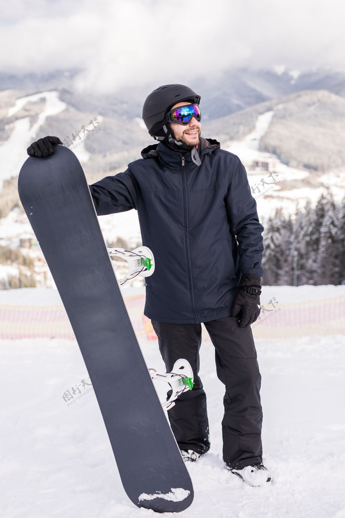 寒冷滑雪板手拿着滑雪板在山顶特写肖像 雪山滑雪板在山坡上人人肖像