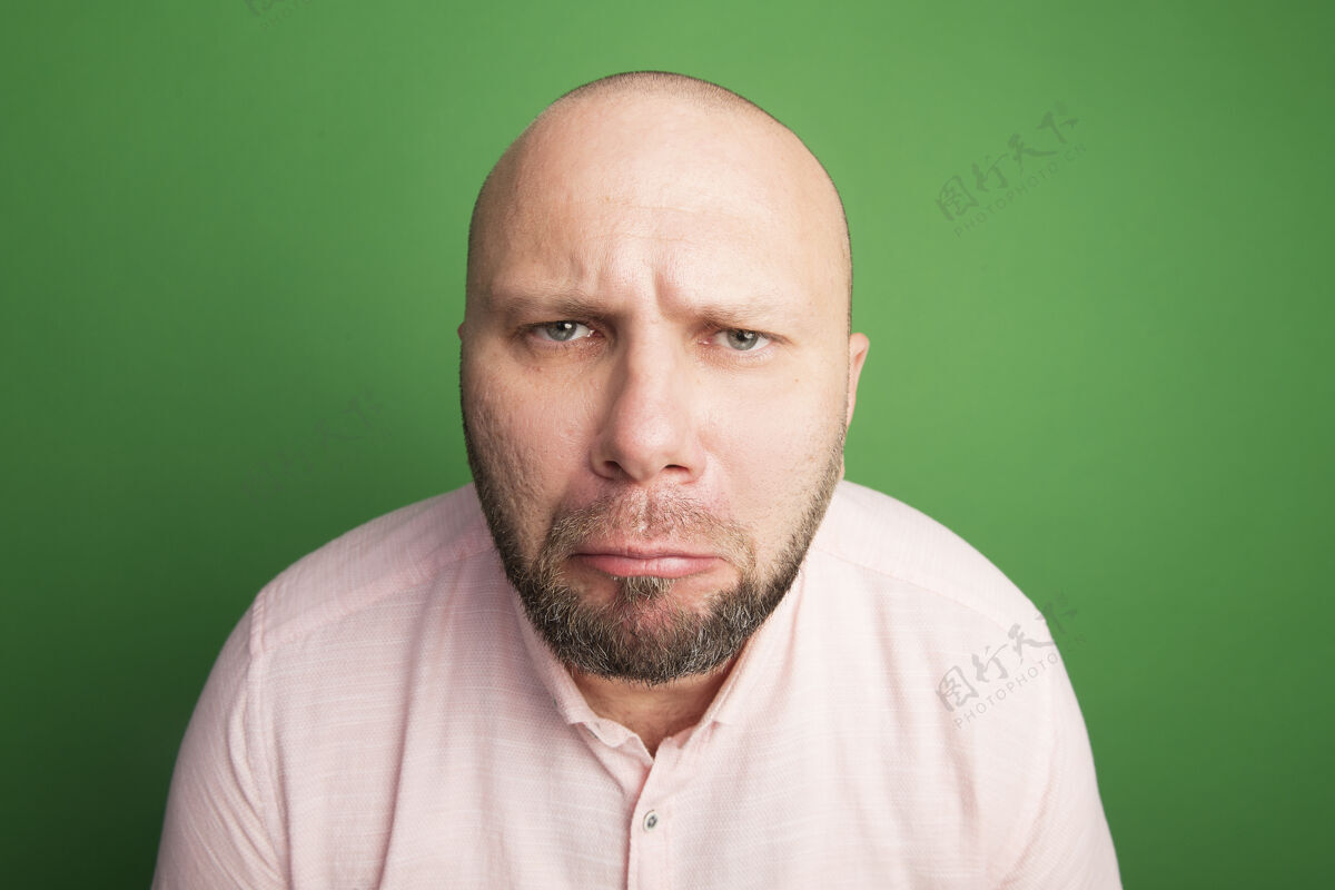 脸颊一个穿着粉色t恤的中年秃头男人 看起来很不漂亮随便的男人男人