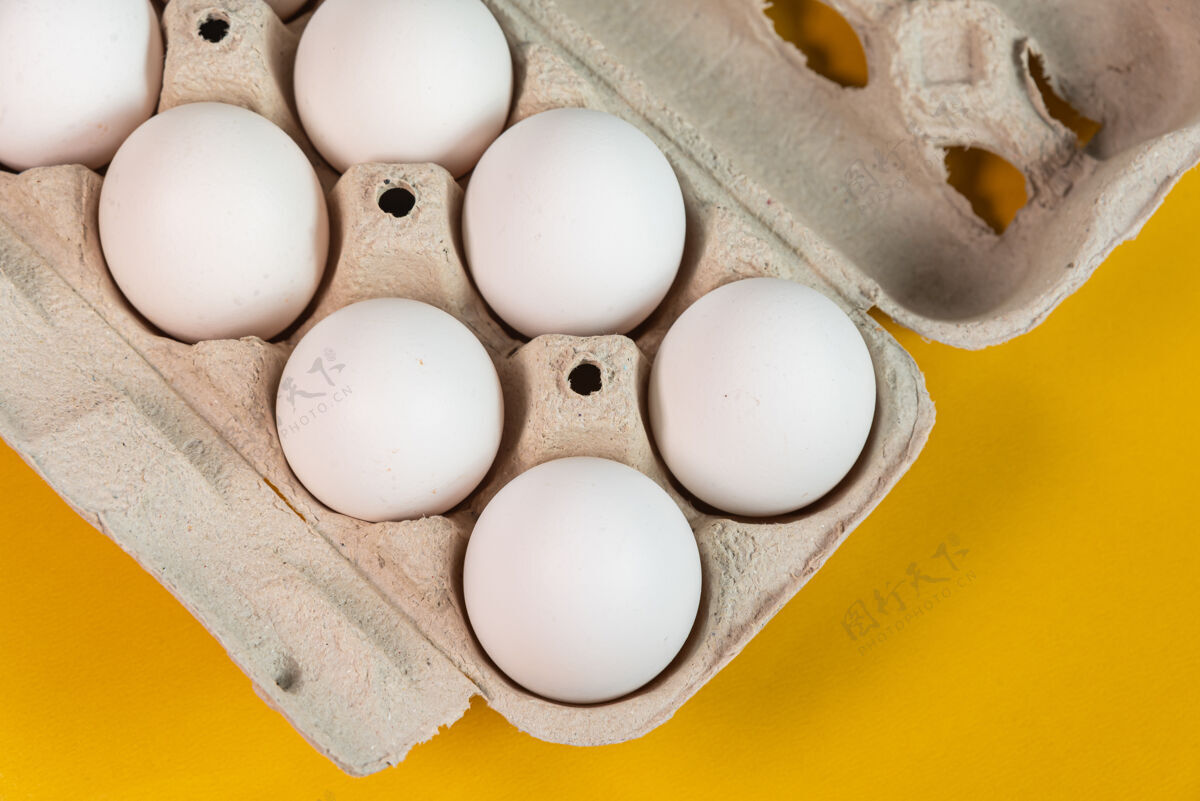 特写黄色表面上有鸡蛋房子健康食品营养