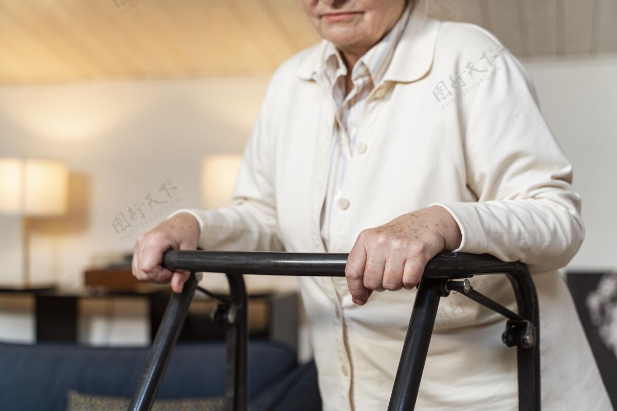 健康问题家里的休闲高级女士健康老年人医疗