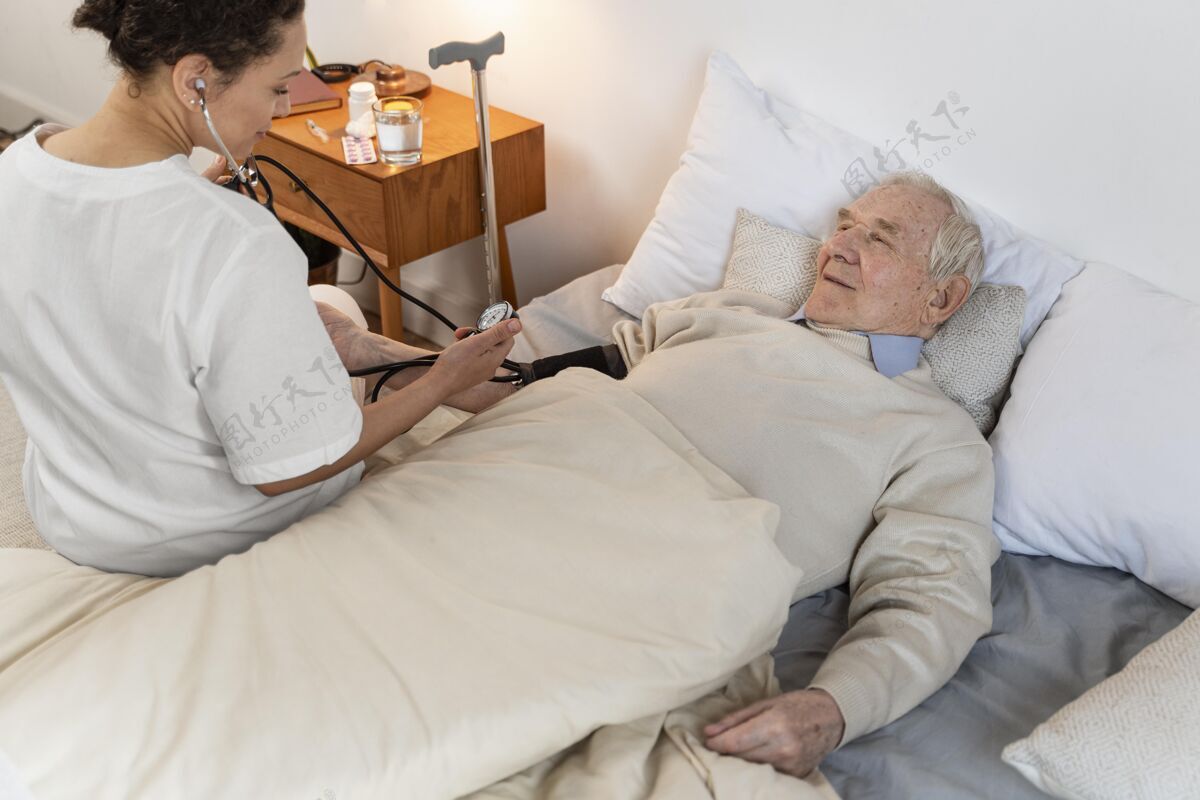 护理医生正在检查一个男性病人的血压病人医疗房子