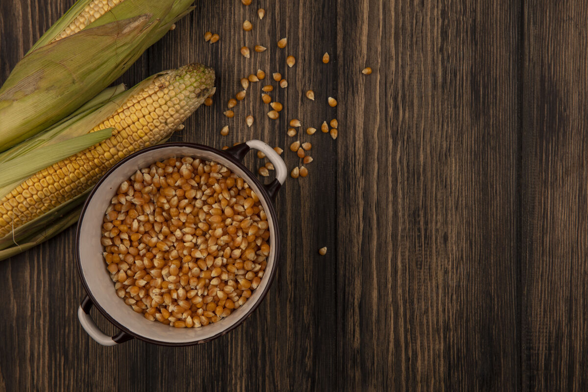配料一个碗上的有机玉米粒的俯视图 新鲜玉米的头发被隔离在一张有复印空间的木桌上有机玉米景观