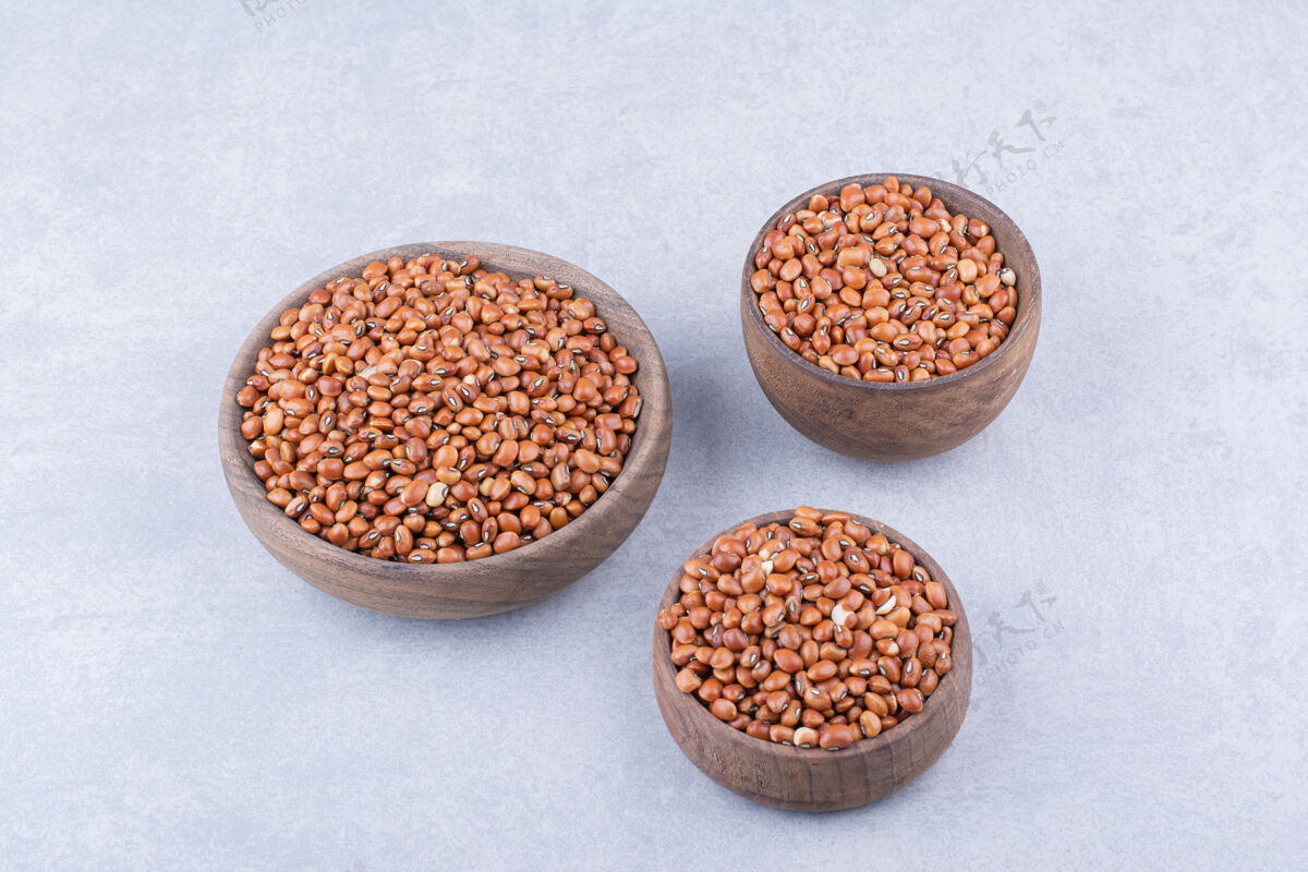 豆类三碗红豆放在大理石表面蛋白质农业有机