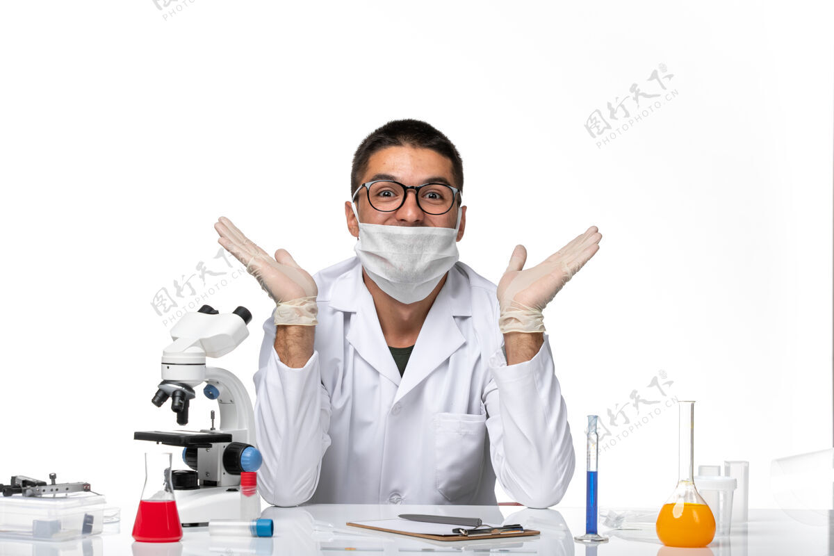 男医生正面图：男医生穿着白色医疗服 带着面罩在浅白的空间里面具实验室外套人