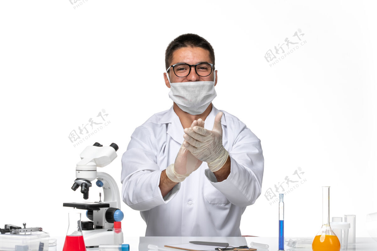 病毒正面图：男医生穿着白色医疗服 戴着面具 在白色空间微笑人微笑成人