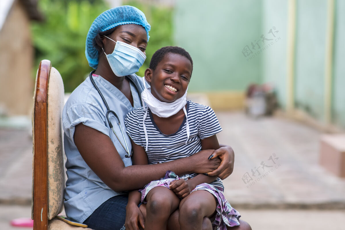 疾病一个男孩和一个医生戴着卫生口罩的特写镜头病毒制服专家