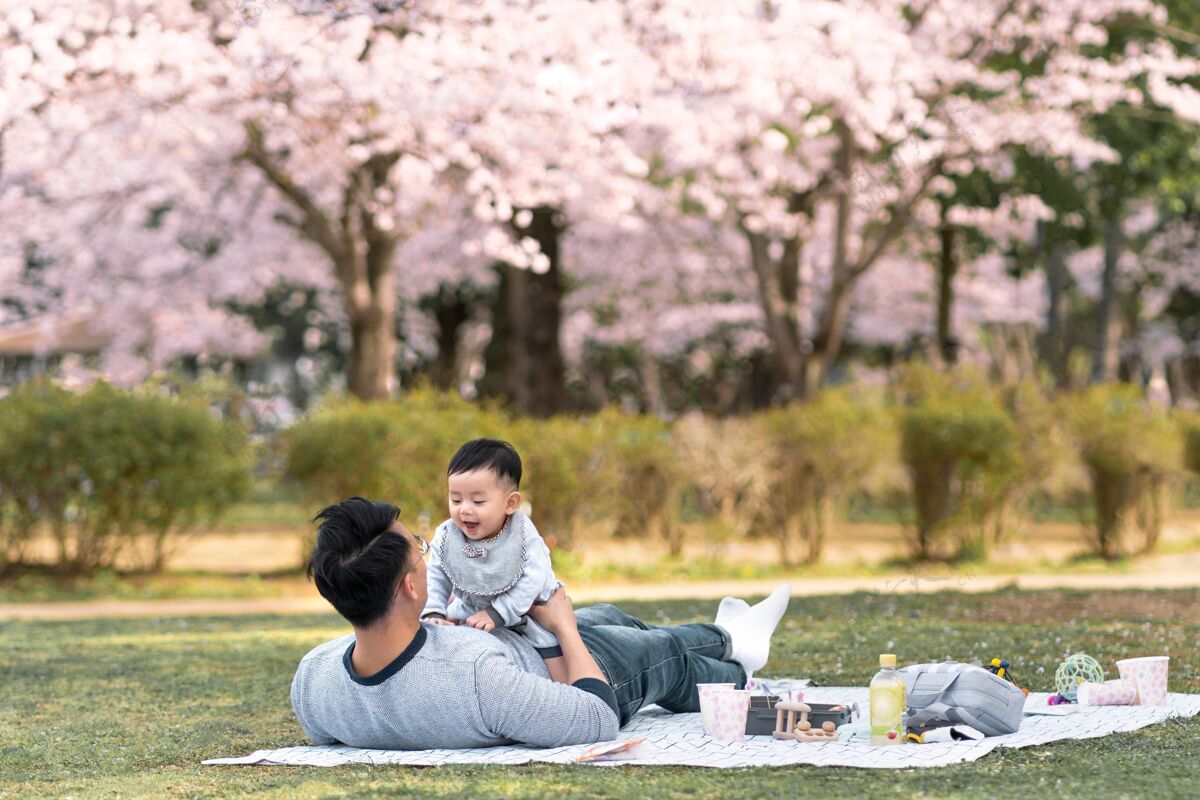 日本一家人在户外共度时光花宁静花