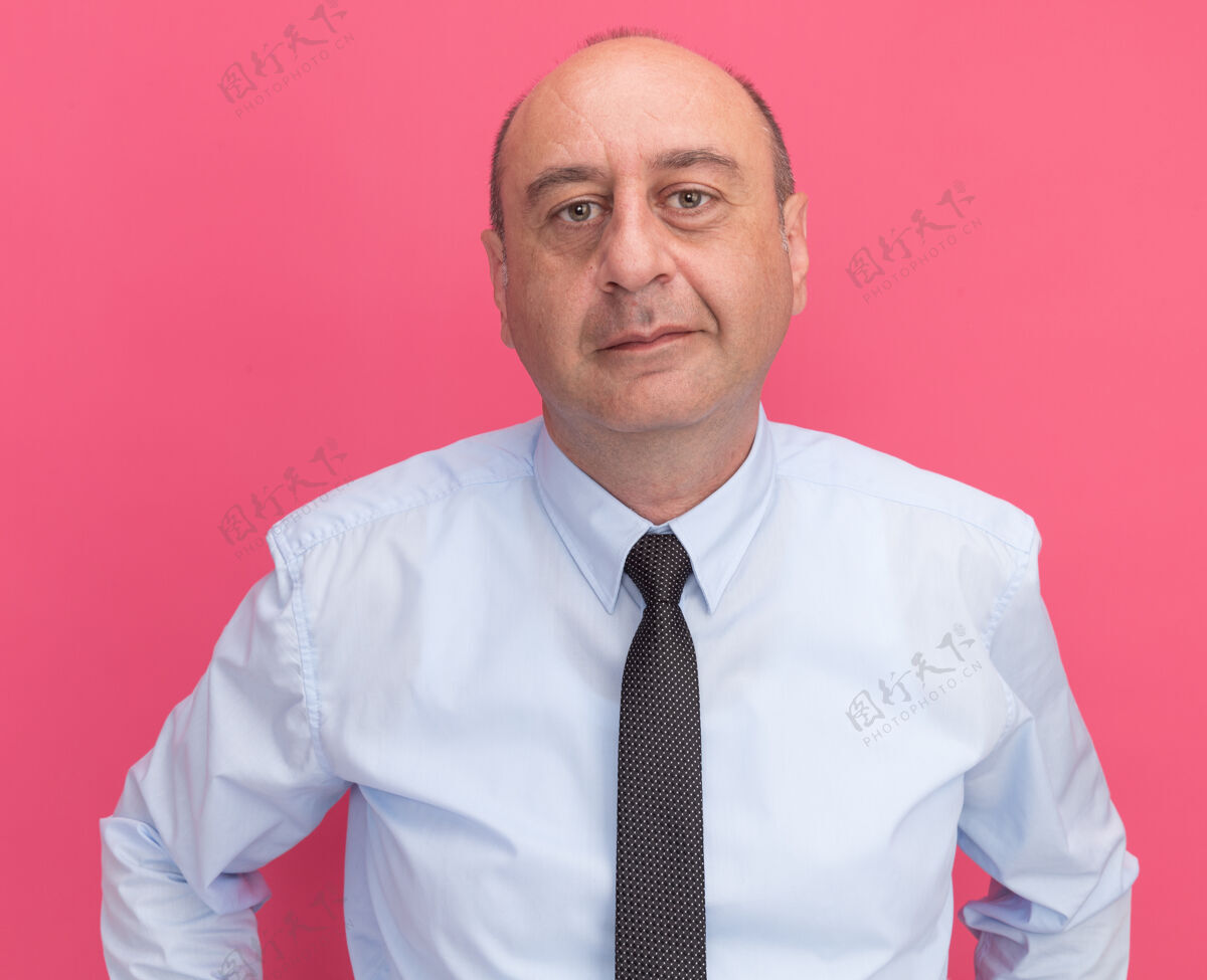 男人中年男子身穿白色t恤 粉色墙上别着领带穿领带中年