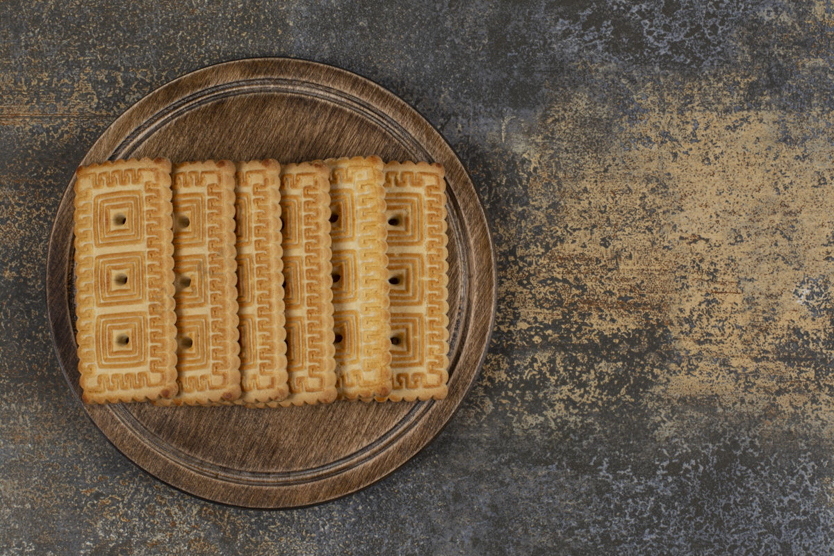 烘焙一堆好吃的饼干放在木板上干燥长方形脆