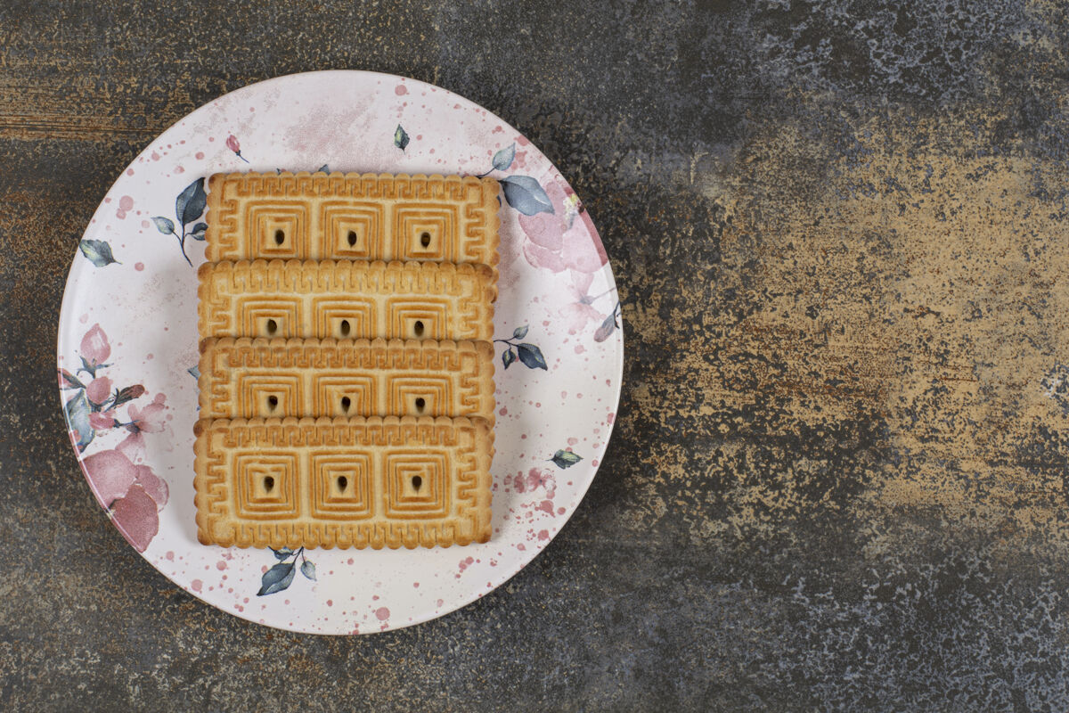 干燥一堆美味的饼干放在五颜六色的盘子里脆脆产品