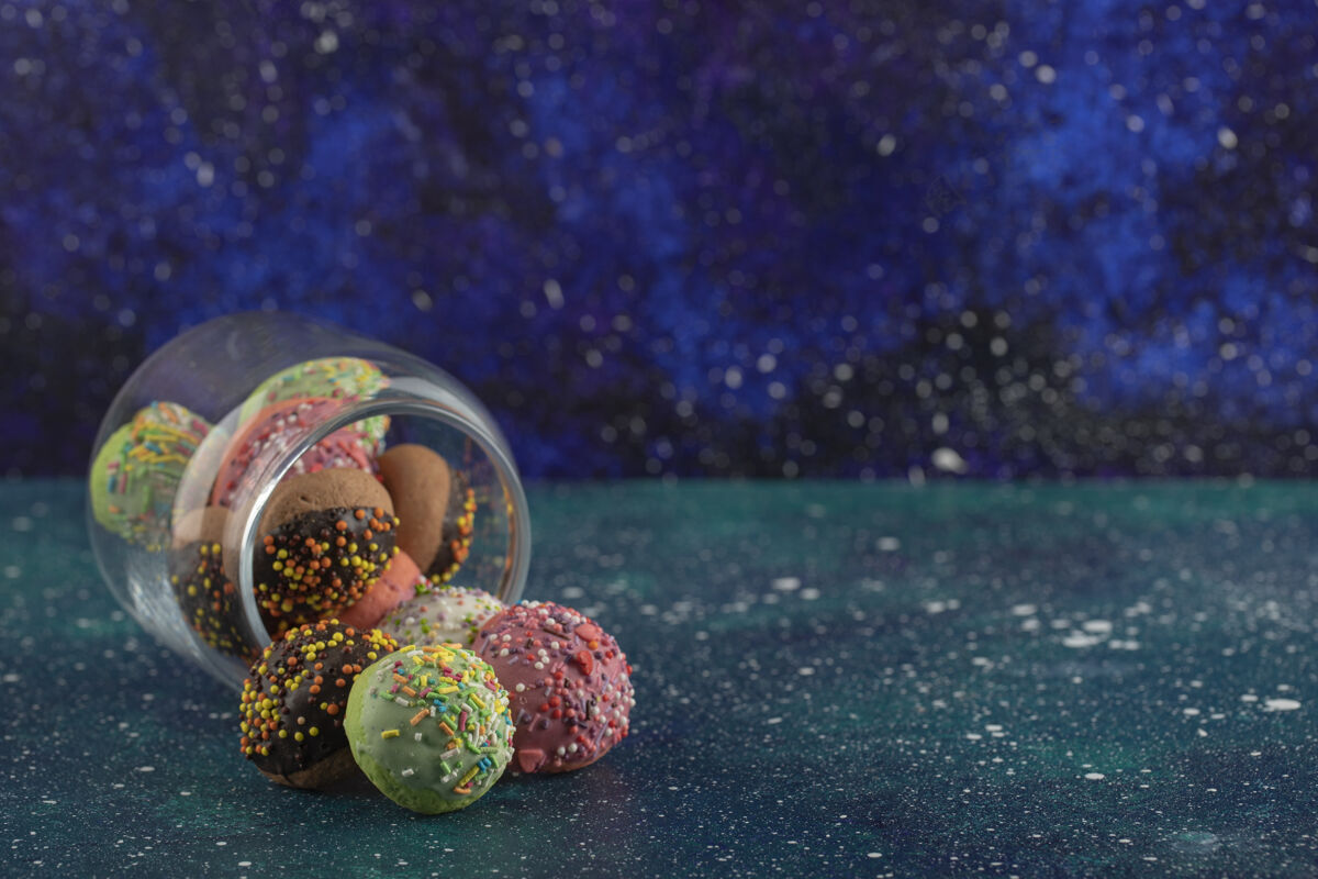 圆形一个装满五颜六色的小甜甜圈的玻璃罐彩色甜点冰