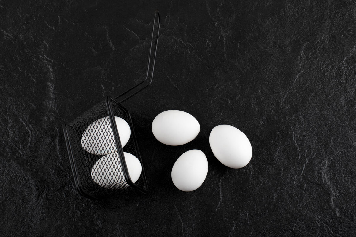 食品从黑色容器中取出新鲜的白鸡蛋新鲜母鸡鸡蛋