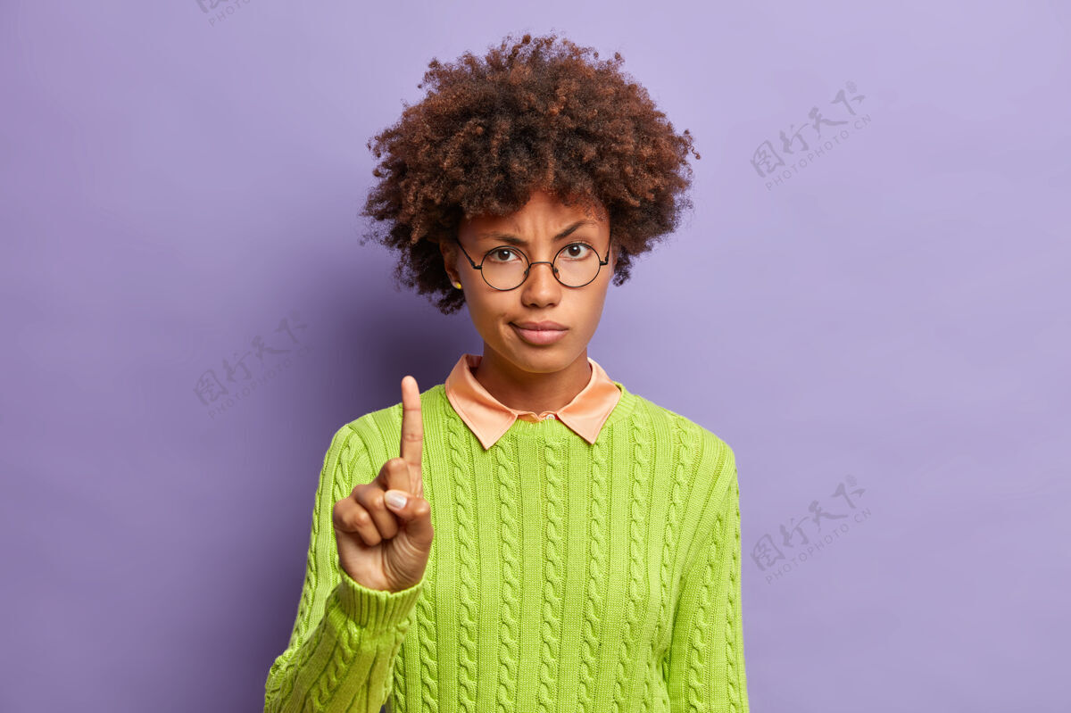 傻笑严重不满的非裔美国妇女举起手指警告你责任警告人
