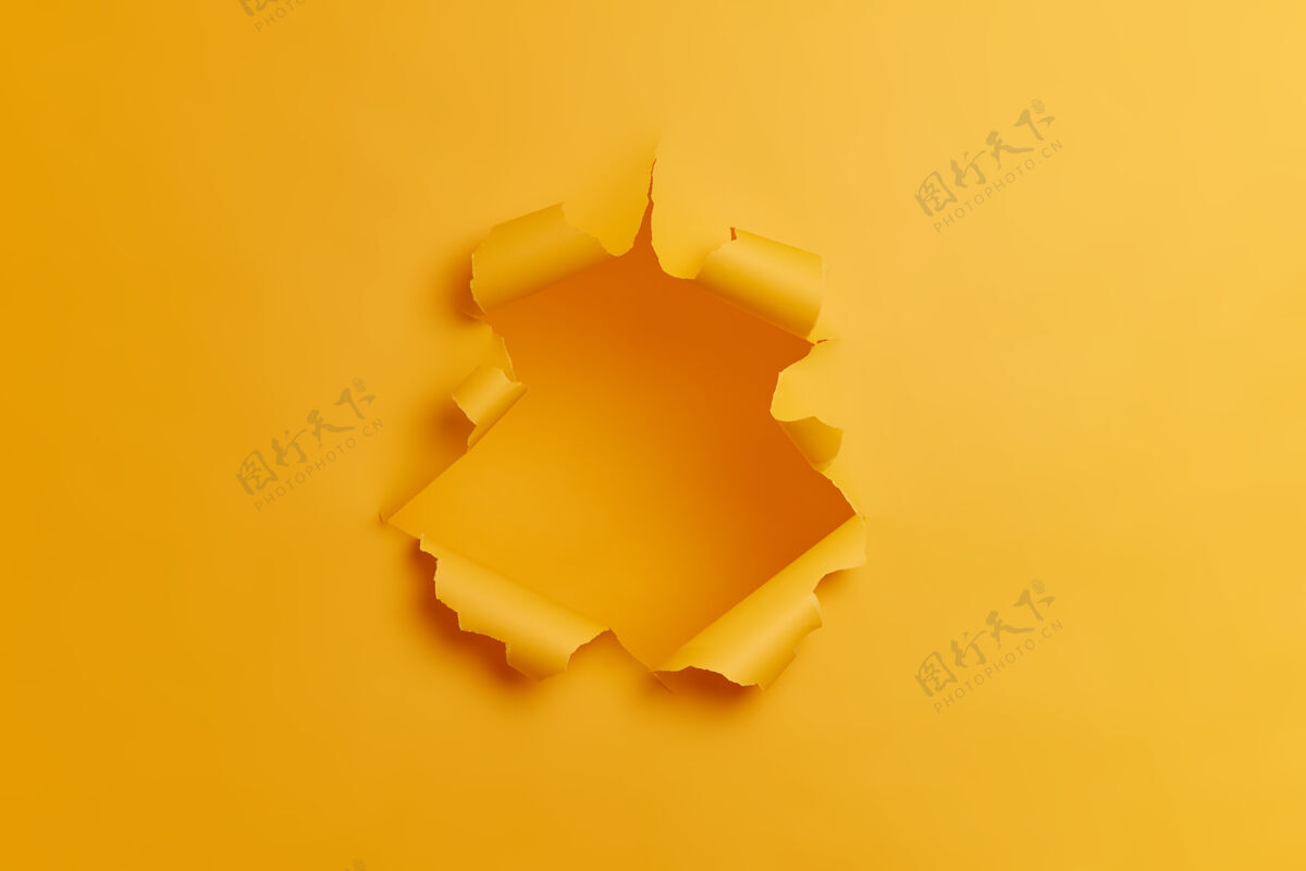 损坏黄色背景中心有一个大纸洞工作室的墙被撕破了突破性的概念镜头里没有人副本打开背景