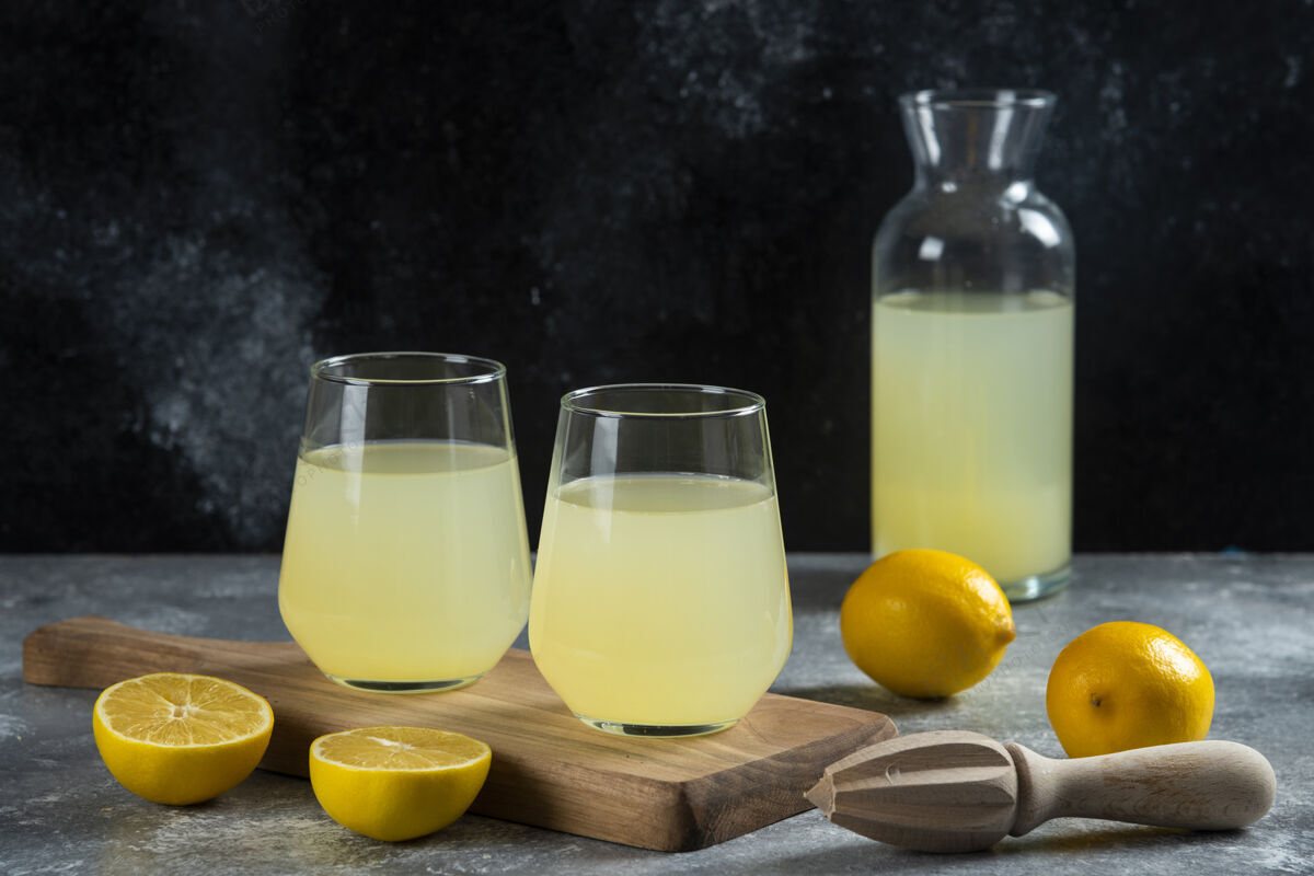 果汁在木板上放两杯柠檬汁柠檬水木头凉的