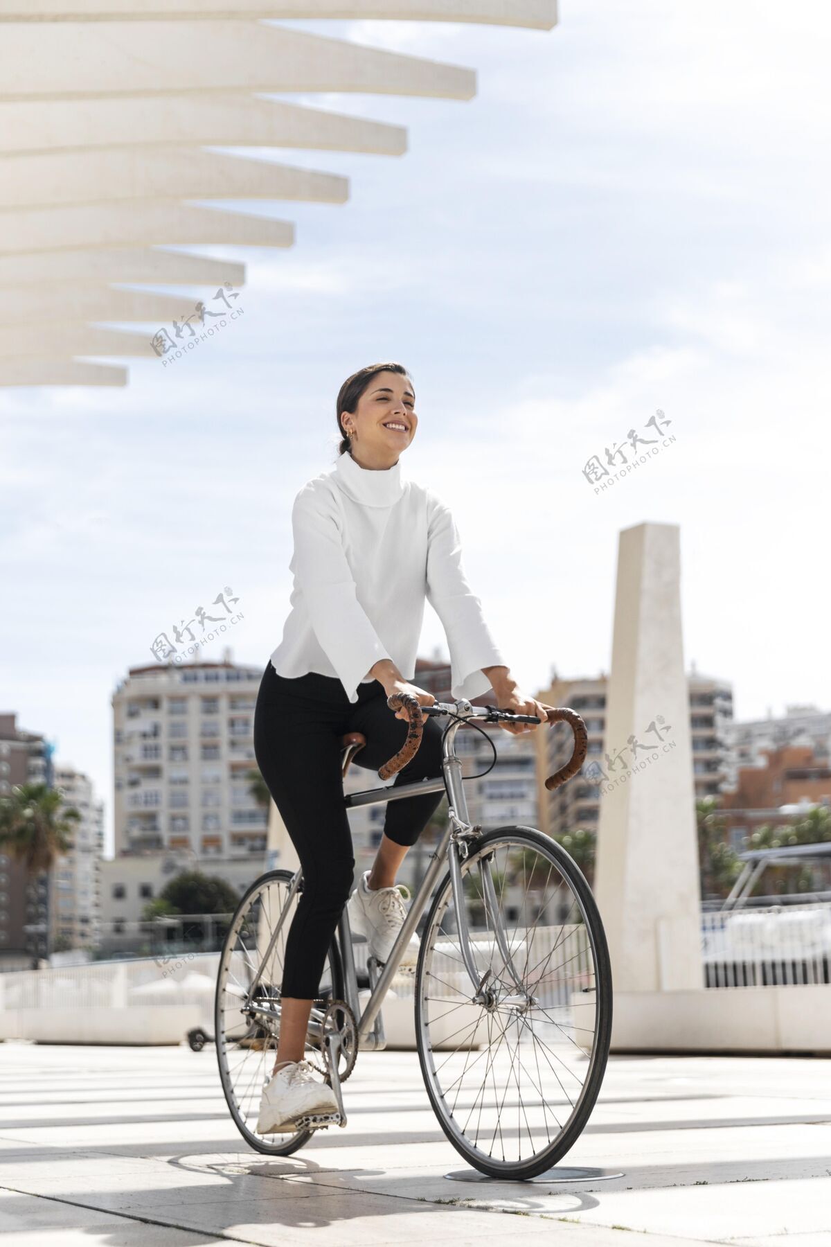 城市骑自行车的年轻女子自我个人个人