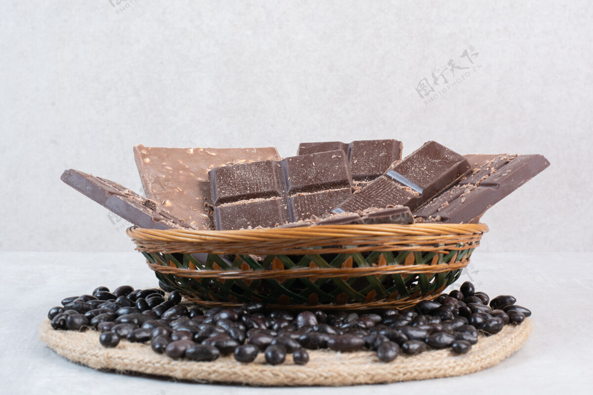 各色各种巧克力和糖果放在木篮里美味木材甜点
