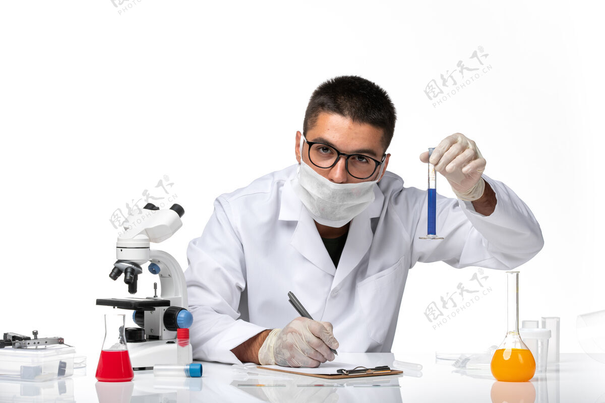 男医生正面图：男医生 穿着白色医疗服 戴着面罩 在空白处工作西装解决方案实验室外套