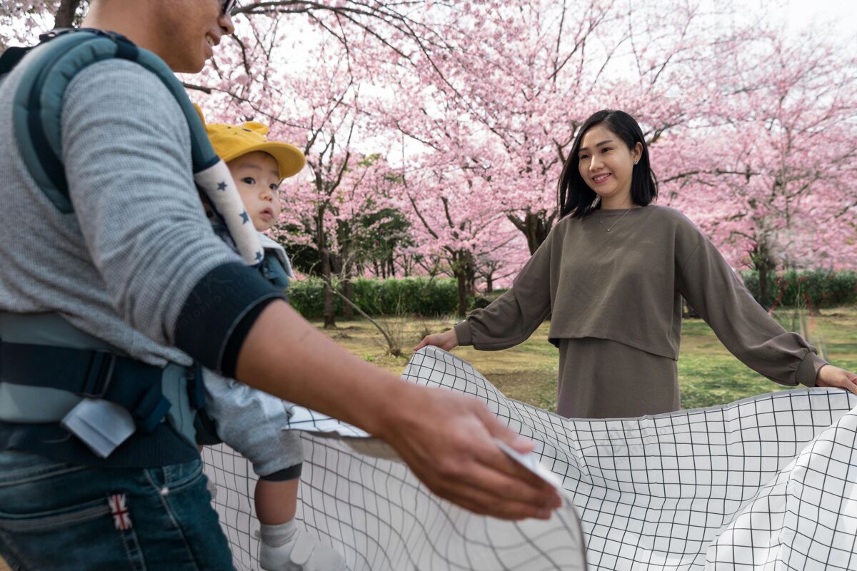 日本一家人在樱桃树旁野餐美丽春天日本