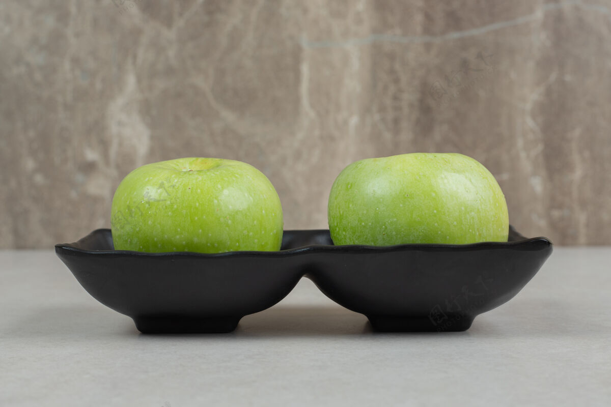 苹果新鲜的青苹果放在黑盘子里新鲜完整的生的