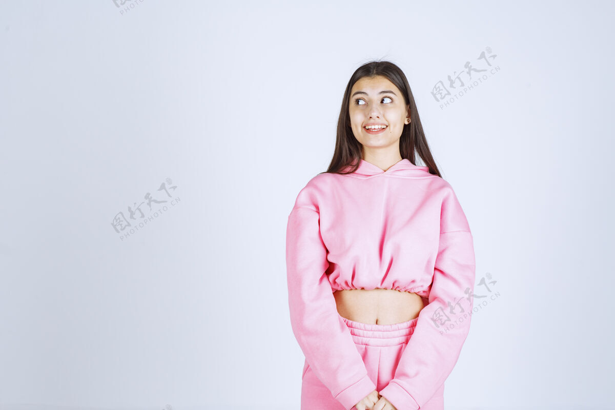 迷失穿粉红色睡衣的女孩看起来既困惑又怀疑休闲服装没有经验