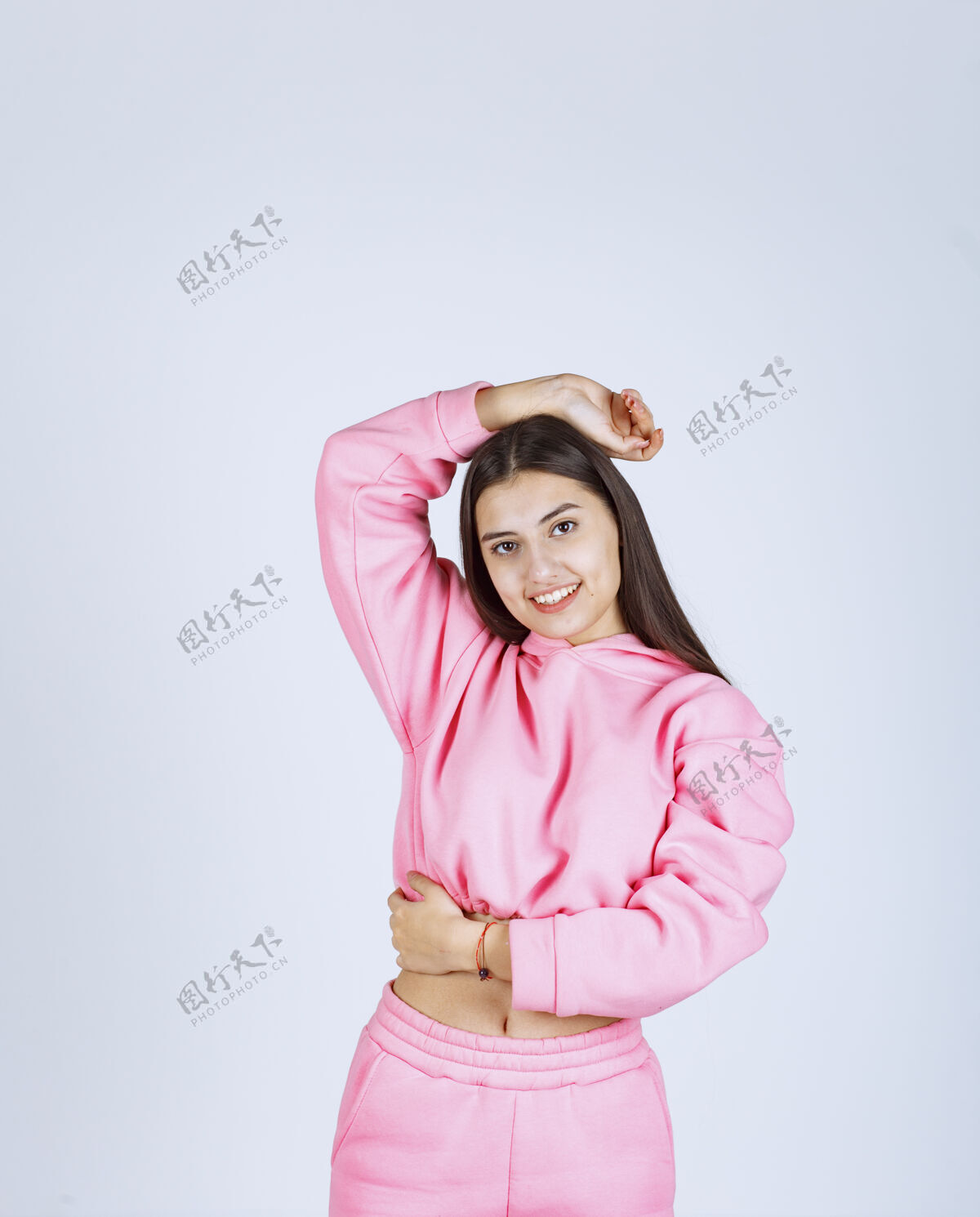 姿势穿着粉色睡衣的女孩摆出快乐诱人的姿势人女人服装