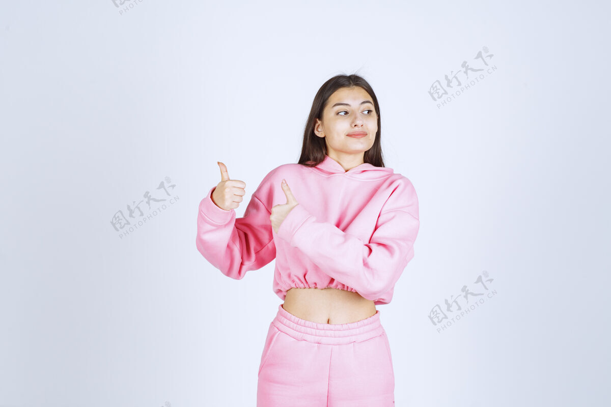 姿势穿粉红色睡衣的女孩竖起大拇指人人类休闲