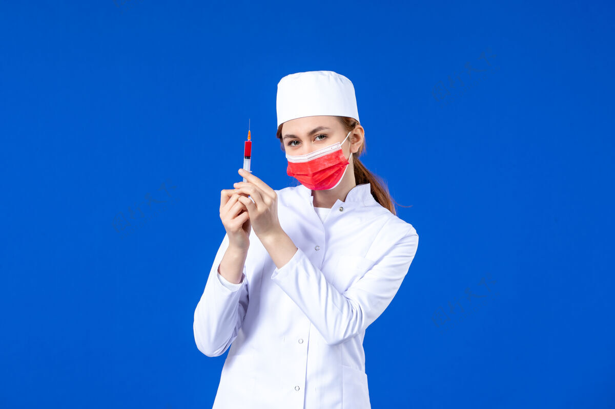 套装正面图：身穿白色医疗服的女护士 戴着红色面罩 手上拿着蓝色针剂注射男人男性
