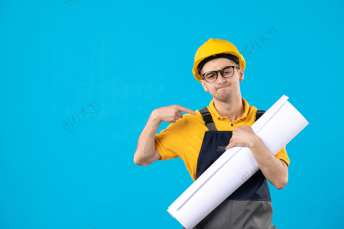 承包商正面图穿黄色制服戴蓝色头盔的男性建筑工人头盔建筑男建筑工人