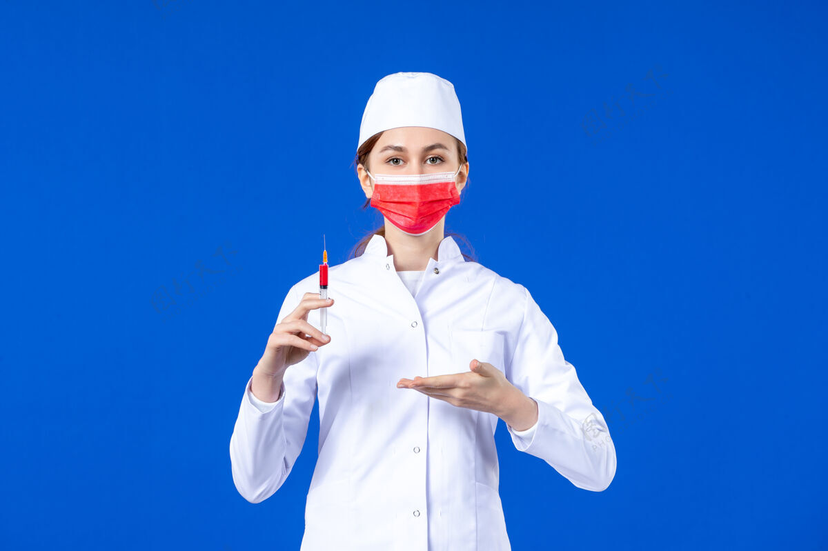 套装正面图：身穿白色医疗服的女护士 戴着红色面罩 手上拿着蓝色针剂面罩手高尔夫