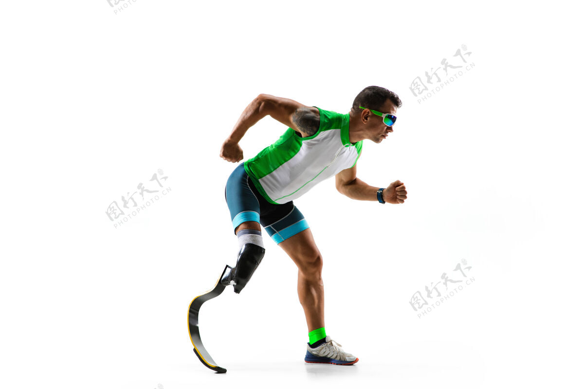 比赛残疾运动员或截肢者隔离在白色工作室背景下专业男性跑步者 带假肢 在工作室训练和练习残疾运动和健康生活方式理念残疾腿部物理